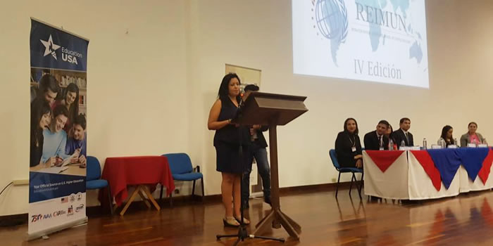 Priscila Hernández, Agregada de Cultura de la embajada de EEUU se dirige a los jóvenes en REIMUN de Nueva Esparta